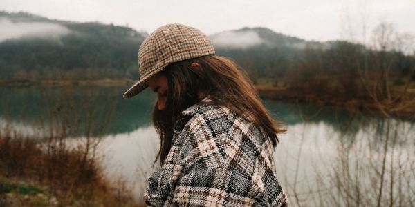 Adoptez la casquette en velours côtelé pour l'hiver avec style.