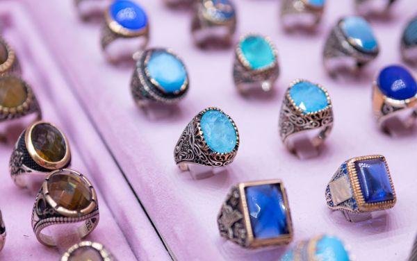 Découvrez la collection de bagues élégantes en pierre bleue