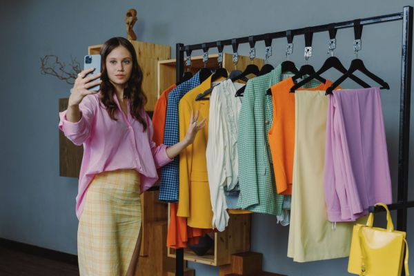 Mode femme : astuces chic à petit prix pour briller cette saison